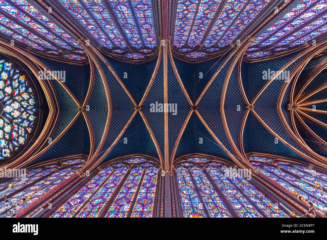 París, la Sainte Chapelle, île de la cité. Vista del interior y vidrieras. Foto de stock
