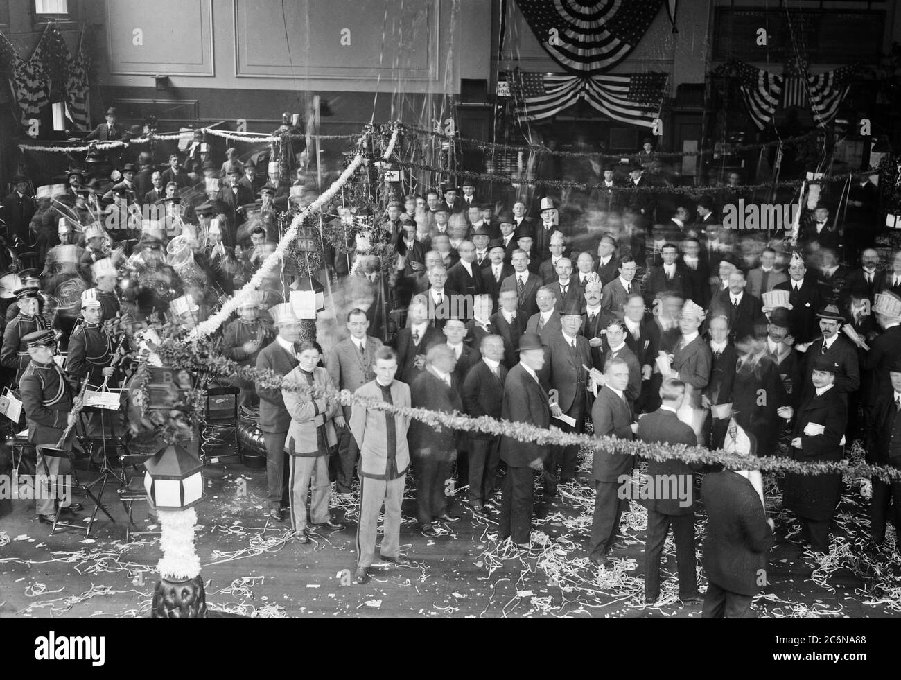 Celebraciones de Navidad en la Bolsa consolidada de Nueva York CA. 1910-1920 Foto de stock