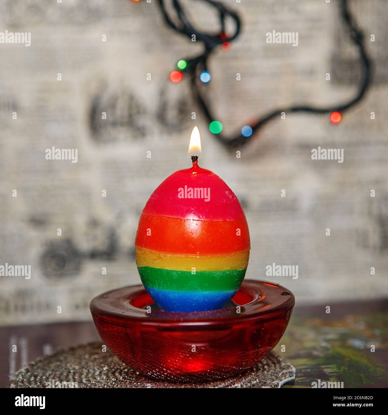 Composición de Navidad - color de arco iris vela con luces. Velas hechas a  mano iluminadas en interiores clásicos Fotografía de stock - Alamy