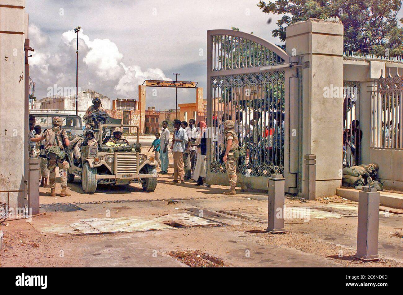 1992 - US Marines entrar la puerta principal en el recinto de la embajada en Mogadishu, Somalia Foto de stock