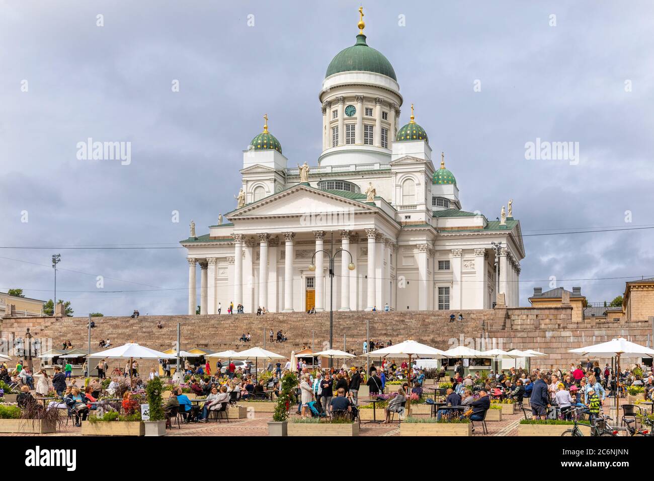 La plaza del Senado en el corazón de Helsinki se transforma en un restaurante gigante de verano. Los visitantes pueden disfrutar de sus bebidas y comida en un ambiente cultural. Foto de stock
