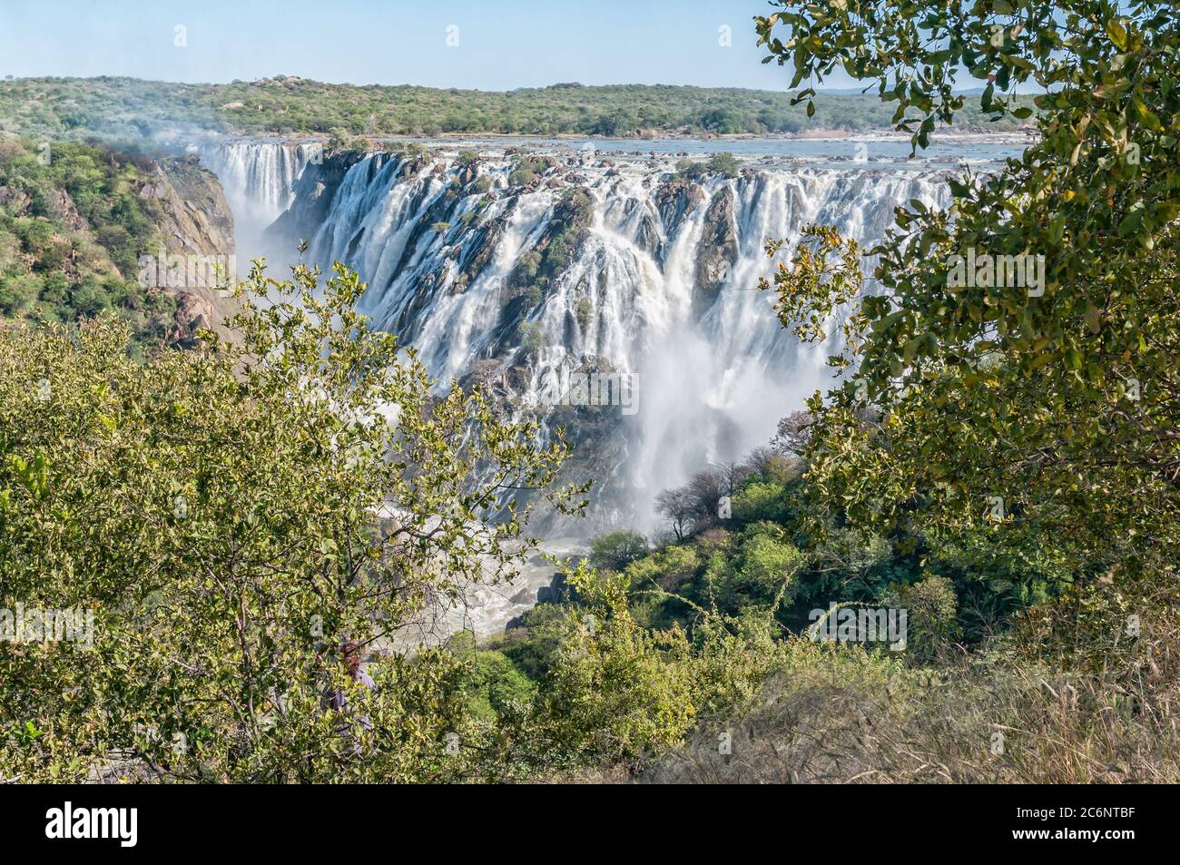 La cascada de Ruacana en el río Kunene. Angola es visible detrás de las cataratas Foto de stock