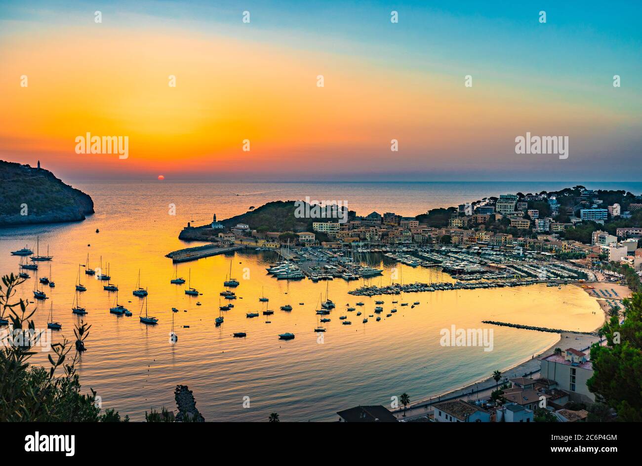 Idílica vista de la puesta de sol en el Puerto de Soller en Mallorca, Islas Baleares, España Mar Mediterráneo Foto de stock