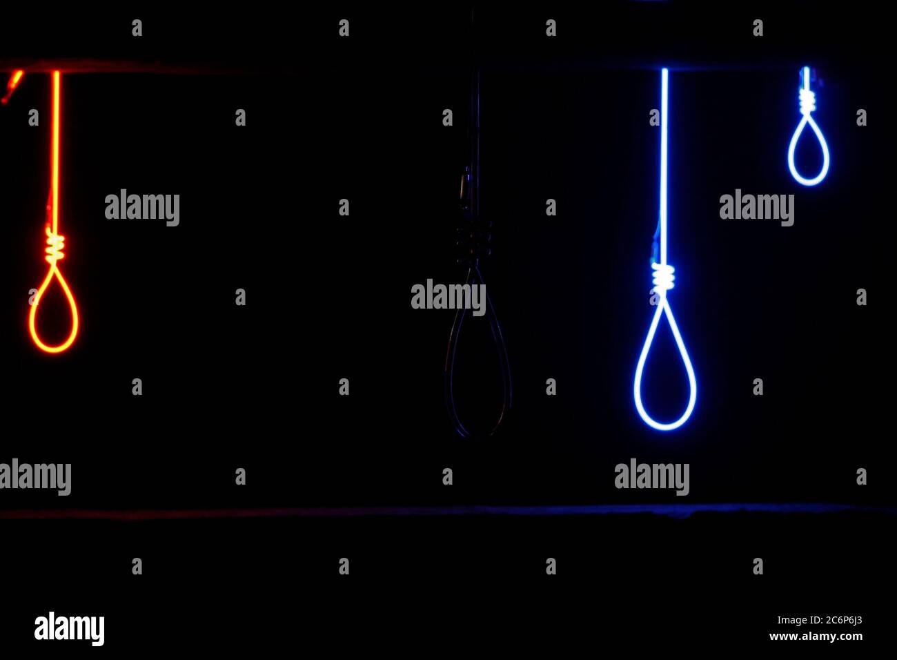 Luces de neón nariz de hangman, tres luces encendidas y una luz apagada Foto de stock