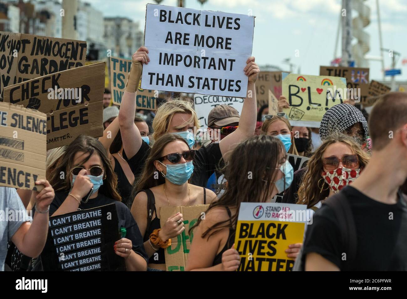 Brighton Seafront/Palace Pier, Brighton, Reino Unido. 11 de julio de 2020. Black Lives importan marchas de protesta a lo largo del paseo marítimo antes de dirigirse hacia el norte hacia la ciudad. Imagen de crédito: Julie Edwards/Alamy Live News Foto de stock