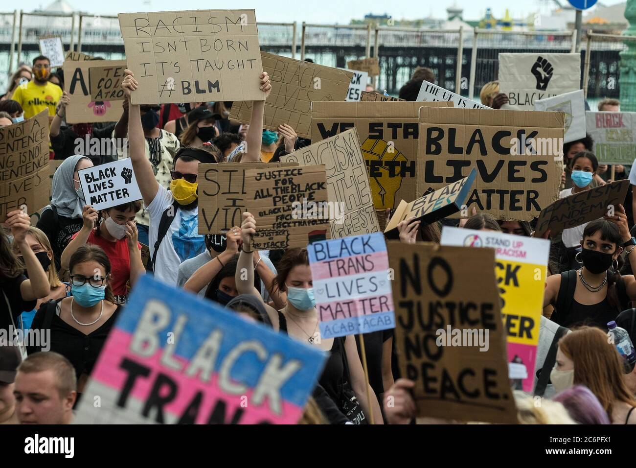 Brighton Seafront/Palace Pier, Brighton, Reino Unido. 11 de julio de 2020. Black Lives importan marchas de protesta a lo largo del paseo marítimo antes de dirigirse hacia el norte hacia la ciudad. Imagen de crédito: Julie Edwards/Alamy Live News Foto de stock