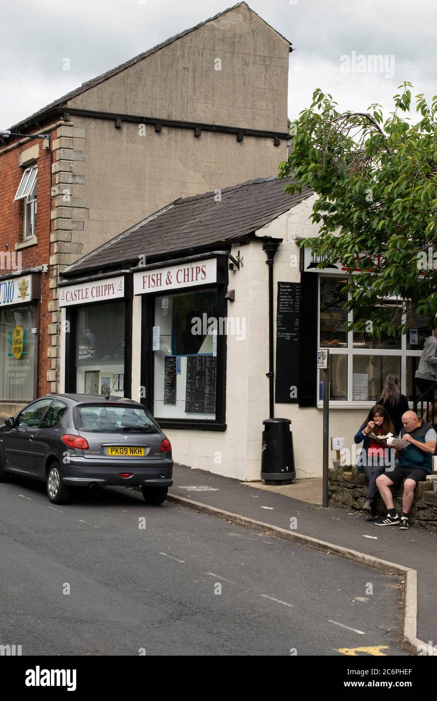 Una calle en Clitheroe incluyendo Castle Chippy pescado y tienda de chips, Moor Lane, Clitheroe Reino Unido Foto de stock