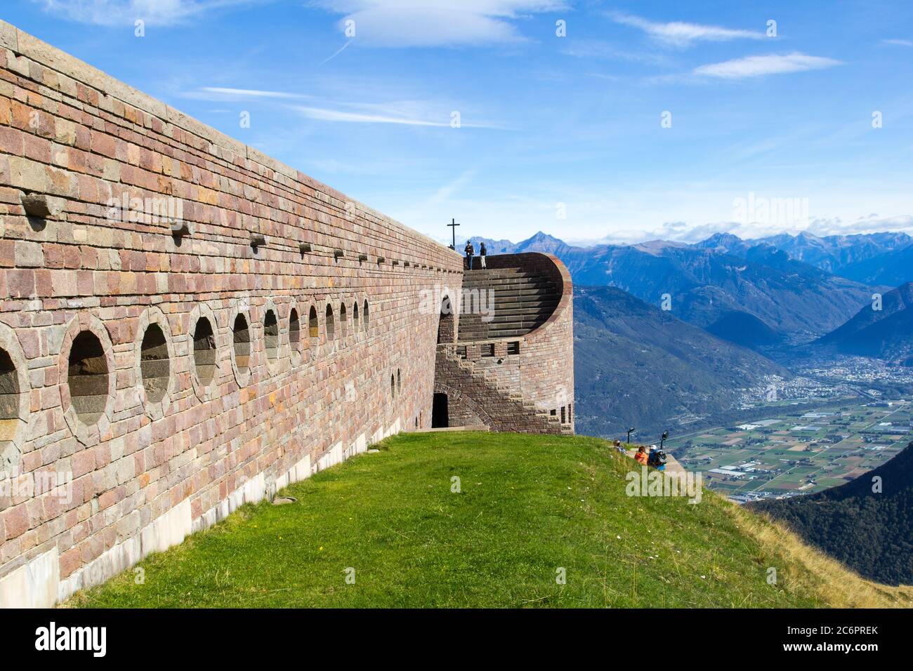 Tamaro, Suiza - 03 de octubre de 218: Capilla de Santa Maria degli Angeli en el Monte Tamaro por el archtecto suizo Mario Botta en el Cantón Ticino, Switzil Foto de stock