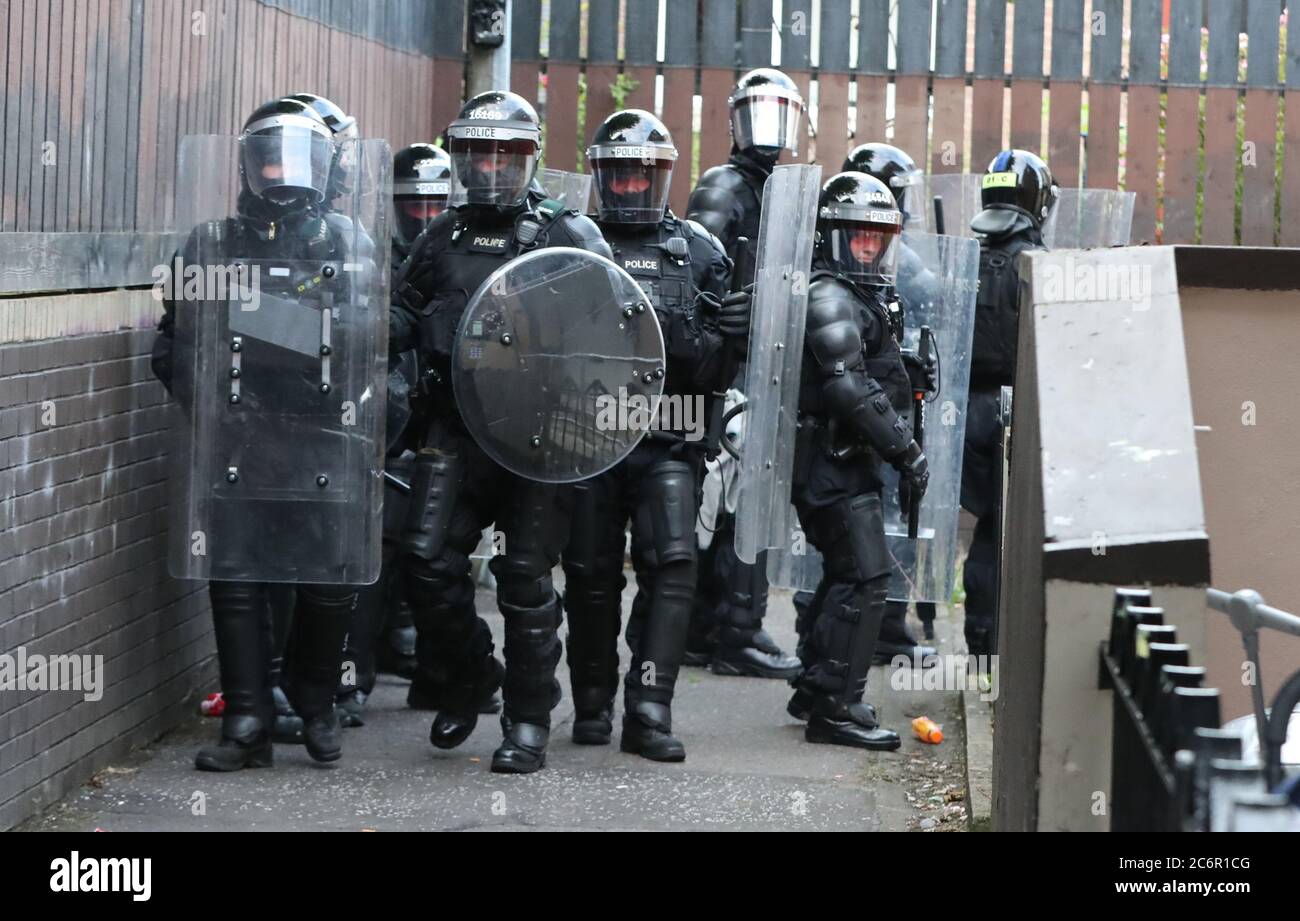 Los agentes del Servicio de Policía de Irlanda del Norte que se encuentran en equipo antidisturbios realizan registros en la zona de New Lodge de Belfast, ya que la policía ha advertido de las consecuencias para los que han participado en un día de desorden en el norte de Belfast. Los oficiales del PSNI fueron atacados por jóvenes que lanzaban bombas de gasolina en North Queen Street y New Lodge Road durante la tarde y la noche del viernes. Foto de stock