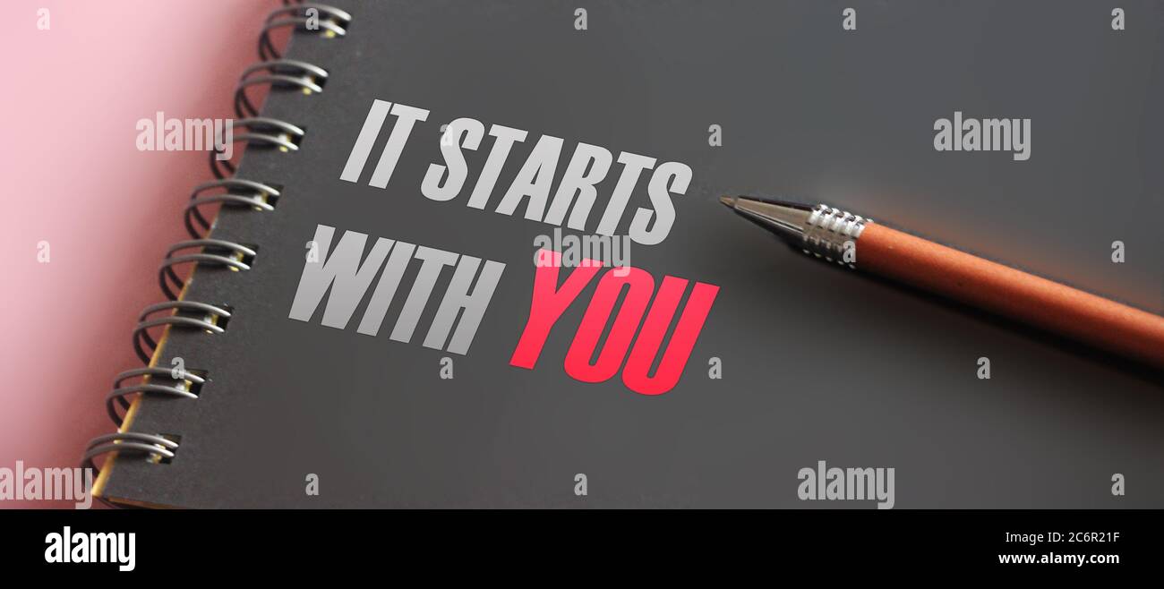 Comienza con las palabras impresas en el cuaderno y el lápiz. Concepto de motivación Foto de stock