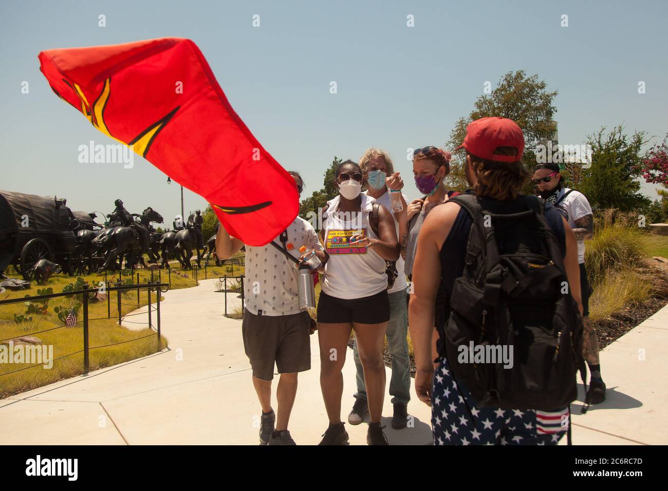 Oklahoma City, OK, EE.UU. 11 de julio de 2020. Una lucha se rompe entre un manifestante y un contraprotente en la sentada de la Sociedad para proteger los Derechos Indígenas y los Tratados Indígenas para la resistencia Indígena donde los manifestantes estaban allí para protestar pacíficamente contra el monumento el 11 de julio de 2020. Crédito: Leslie Spurlock/ZUMA Wire/Alamy Live News Foto de stock