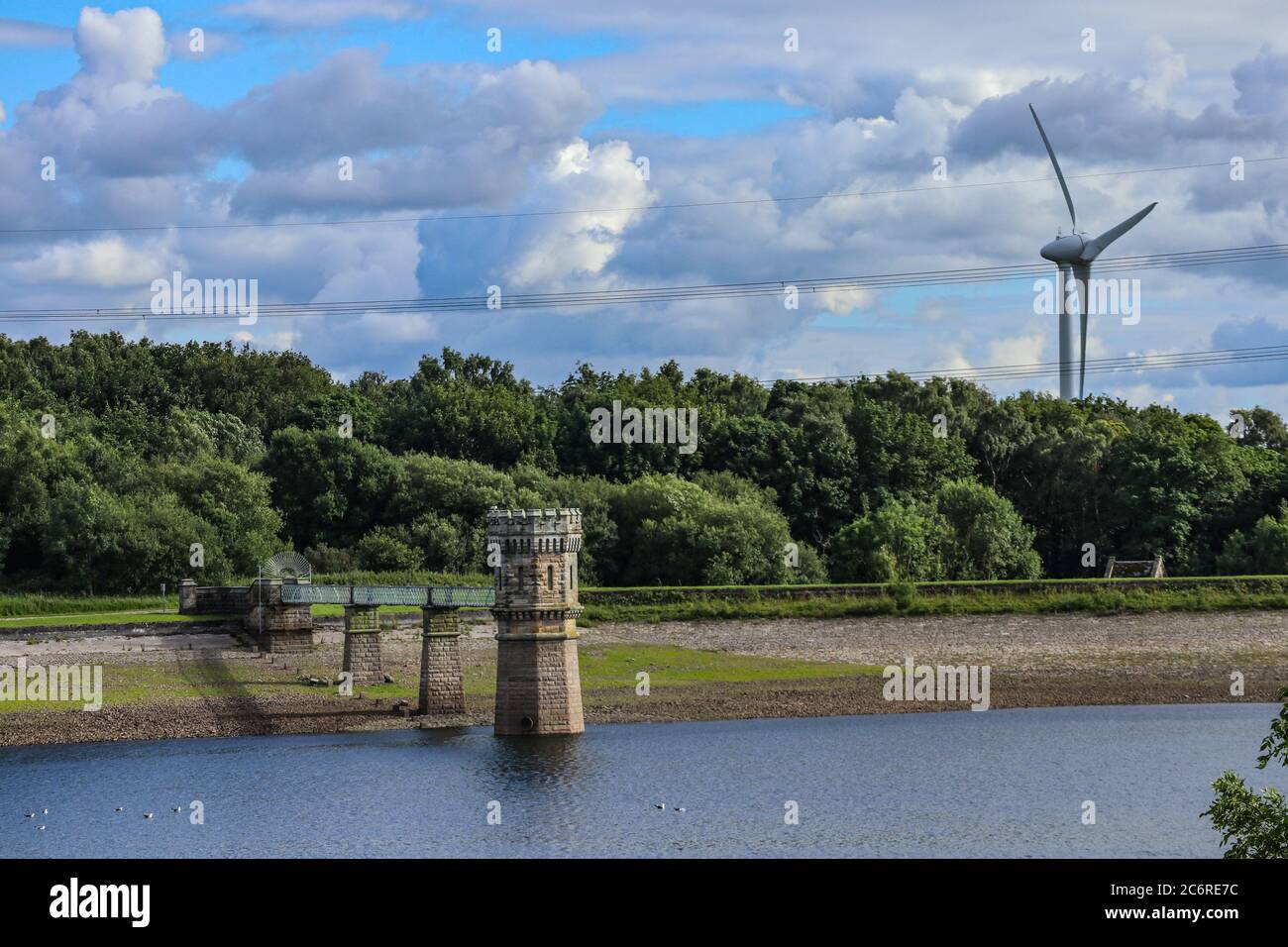 Depósito de Blea Tarn, Lancaster, Lancashire, Reino Unido. 11 de julio de 2020. Los niveles de agua han disminuido en ble Tarn Resivor el embalse que fue inaugurado en 1902, y es propiedad de United Utilities. Las acciones de United Utilities se encuentran actualmente en 69.5%, lo que ha aumentado en 8.1% tras las fuertes lluvias caídas en las últimas semanas. Nubes crédito: PN News/Alamy Live News Foto de stock