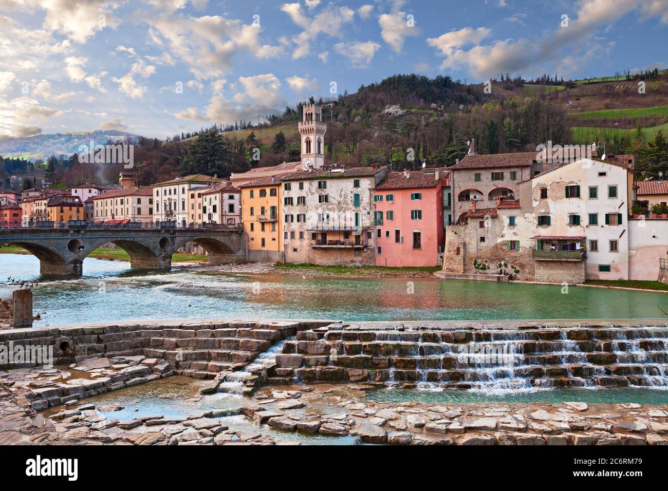 Santa Sofía, Forli Cesena, Emilia Romagna, Italia: Paisaje de la antigua ciudad con las casas pintorescas a orillas del río y la montaña de Apeninos Foto de stock