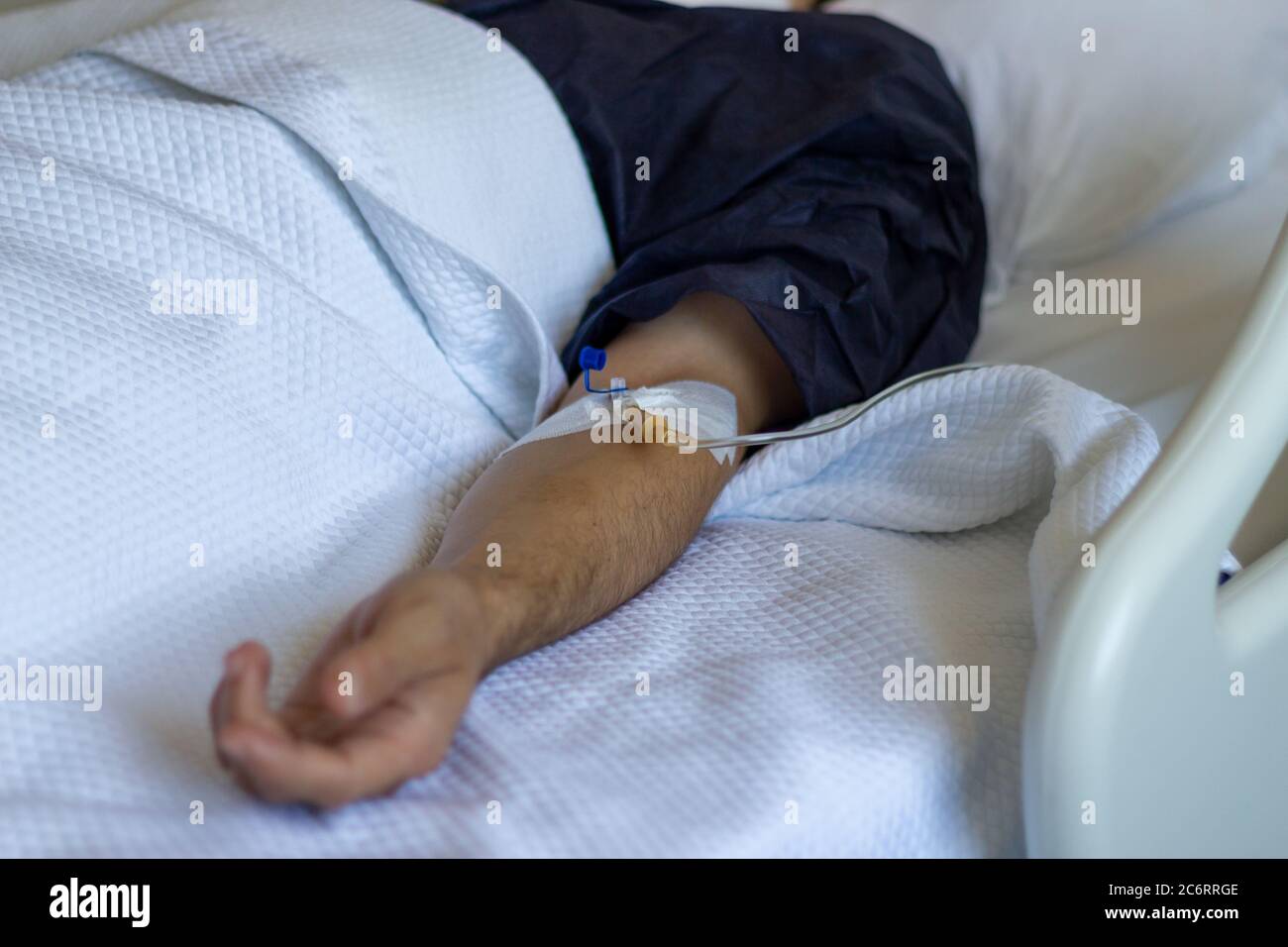 Paciente varón con suero en el hospital Foto de stock