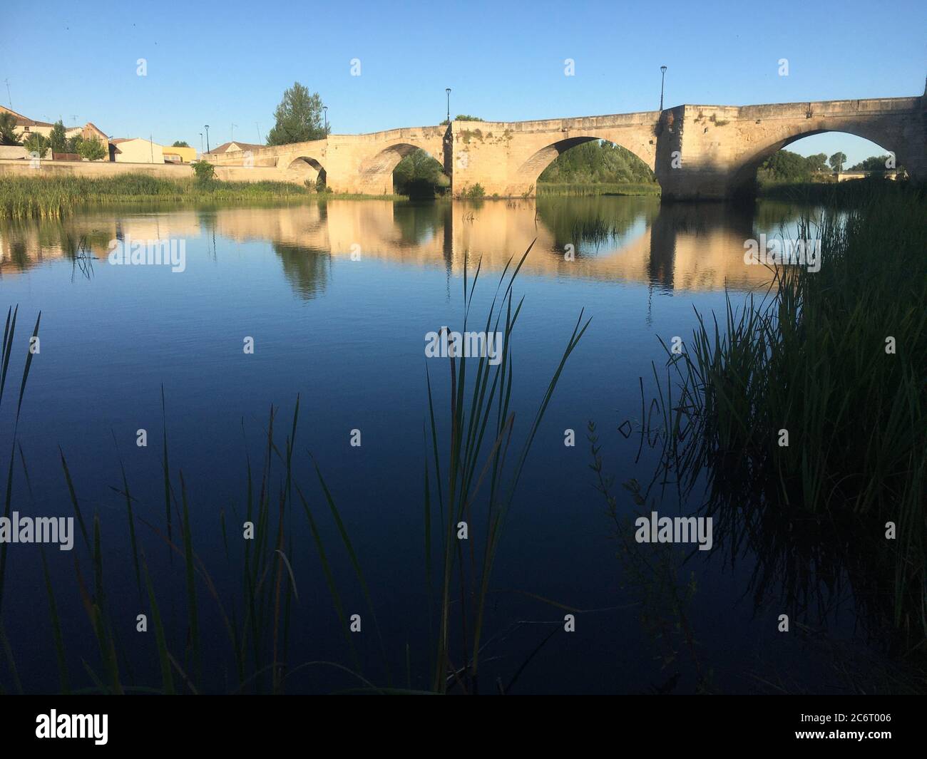Puente romano de Ciudad Rodrigo en Salamanca Foto de stock