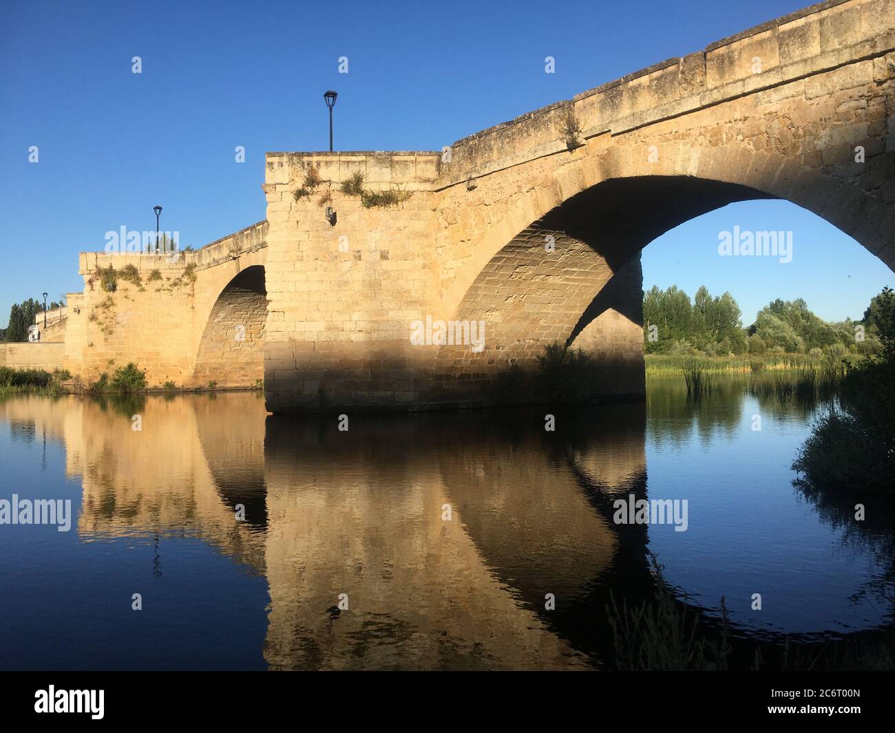 Puente romano de Ciudad Rodrigo en Salamanca Foto de stock