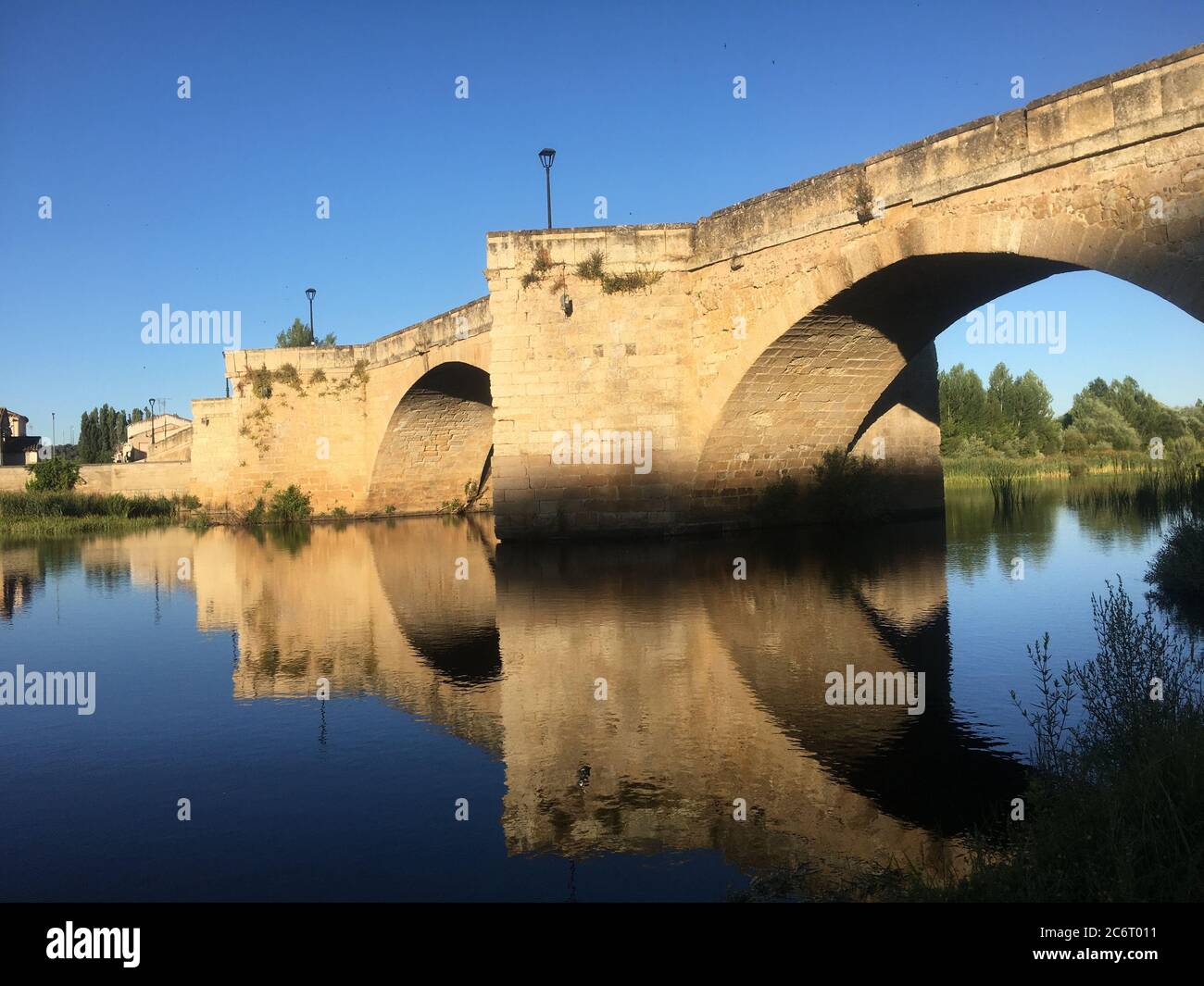 Puente romano de Ciudad Rodrigo en Salamanca Foto de stock