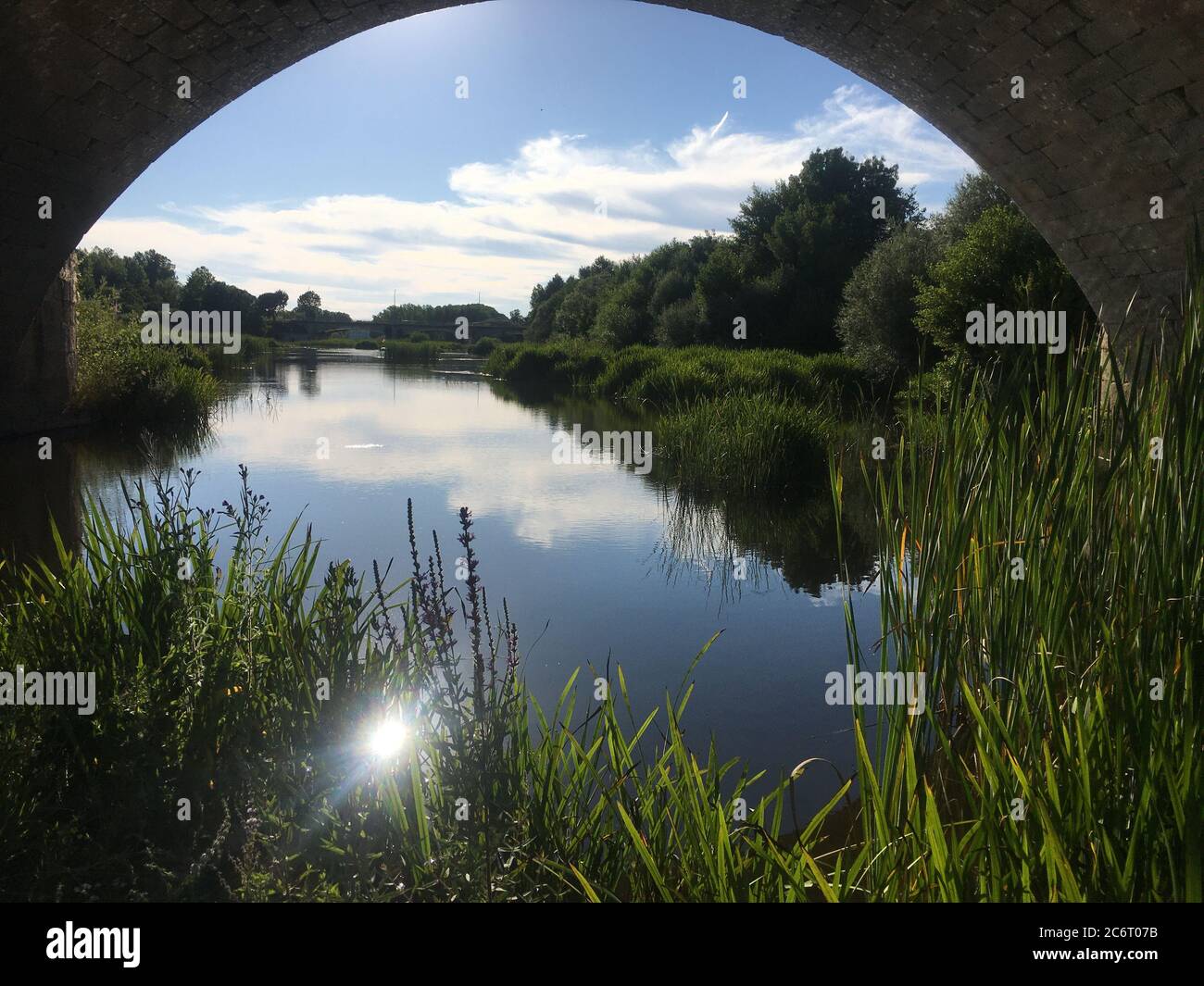 El río Agueda pasa por Ciudad Rodrigo Fotografía de stock Alamy