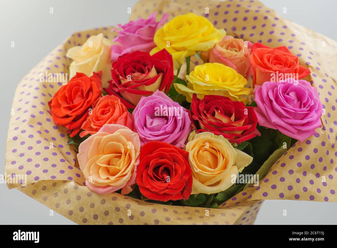Ramo de flores frescas y hermosas. Composición floral con rosas. Flores deliciosas sobre fondo de papel Fotografía de stock - Alamy Ramo de flores frescas y hermosas. Composición floral con rosas. Flores deliciosas sobre fondo de papel Fotografía de stock - Alamy