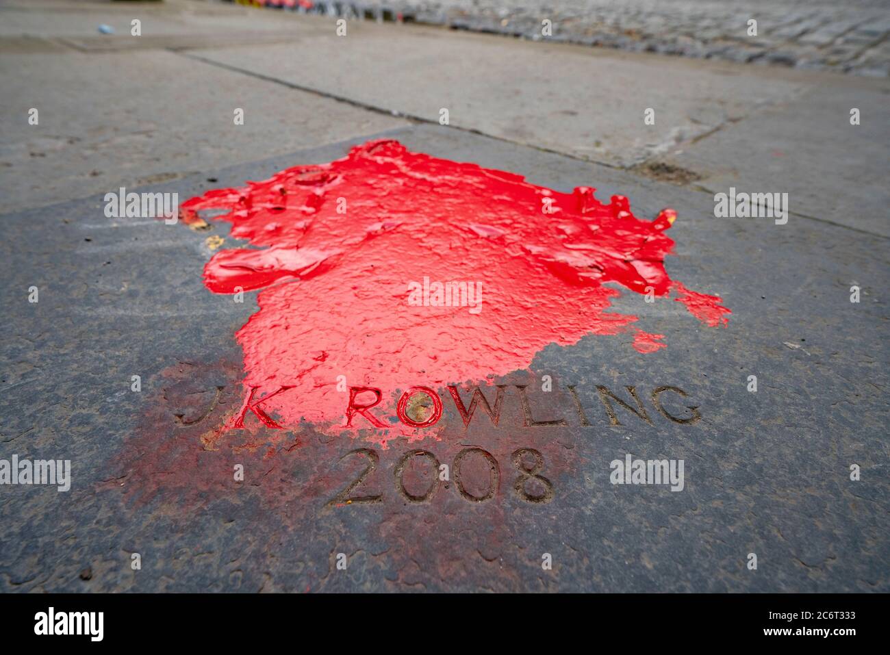 Edimburgo, Escocia, Reino Unido. 12 de julio de 2020. Los manifestantes de la comunidad trans destrozaron las huellas de JK Rowling con pintura roja fuera de las cámaras de la ciudad en el centro de Edimburgo. Iain Masterton/Alamy Live News Foto de stock