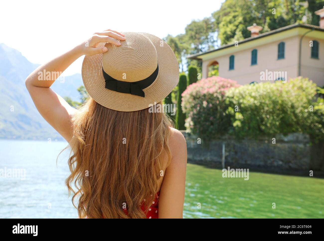 Vacaciones en el Lago como. Vista trasera de viajes turista niña relajante disfrutando de la vista del paisaje del Lago como desde Bellagio ciudad en Italia. Foto de stock