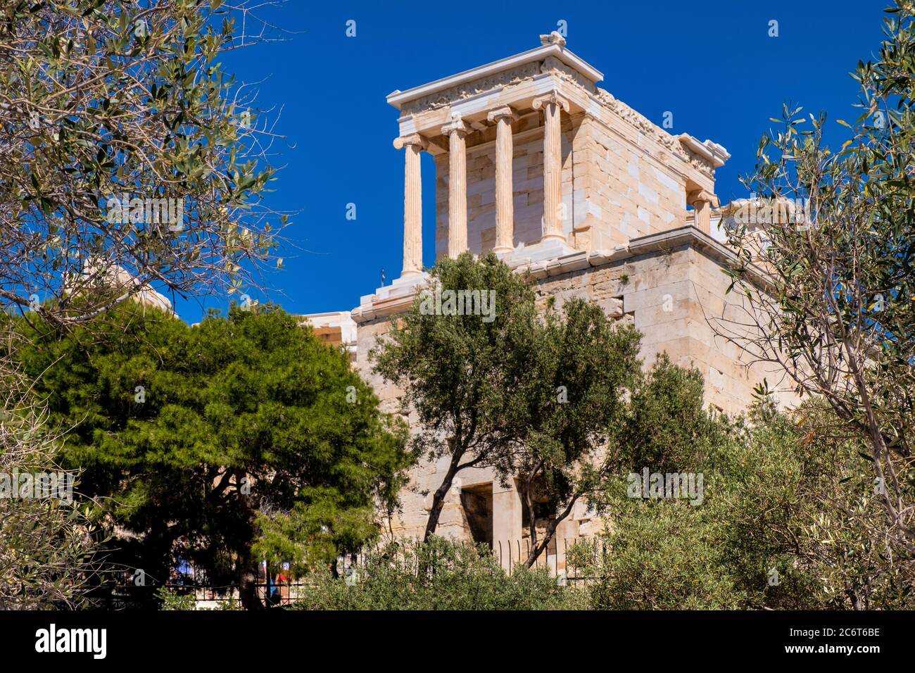 Atenas, Ática / Grecia - 2018/04/02: Vista panorámica del Templo de Atenea  Nike en Propylaea, puerta monumental al complejo de la Acrópolis en la cima  de la Acrópolis Fotografía de stock - Alamy
