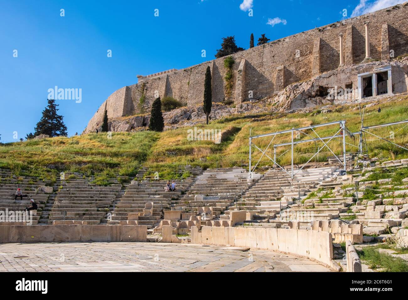 Atenas, Attica / Grecia - 2018/04/02: Vista panorámica del Teatro de Dionysos Eleuthereo antiguo teatro griego en la ladera de la colina de la Acrópolis Foto de stock