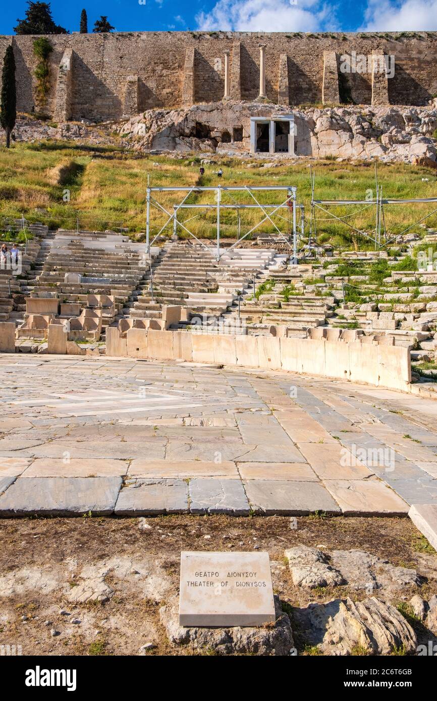 Atenas, Attica / Grecia - 2018/04/02: Vista panorámica del Teatro de Dionysos Eleuthereo antiguo teatro griego en la ladera de la colina de la Acrópolis Foto de stock
