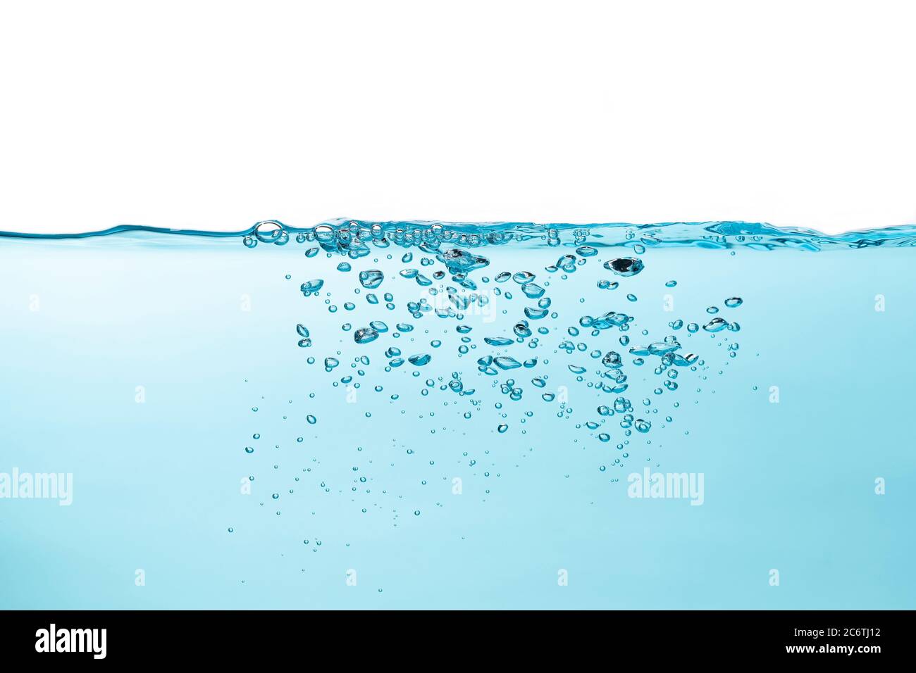 Burbujas de aire y salpicaduras de agua, salpicaduras de agua aisladas sobre fondo blanco y azul. Foto de stock
