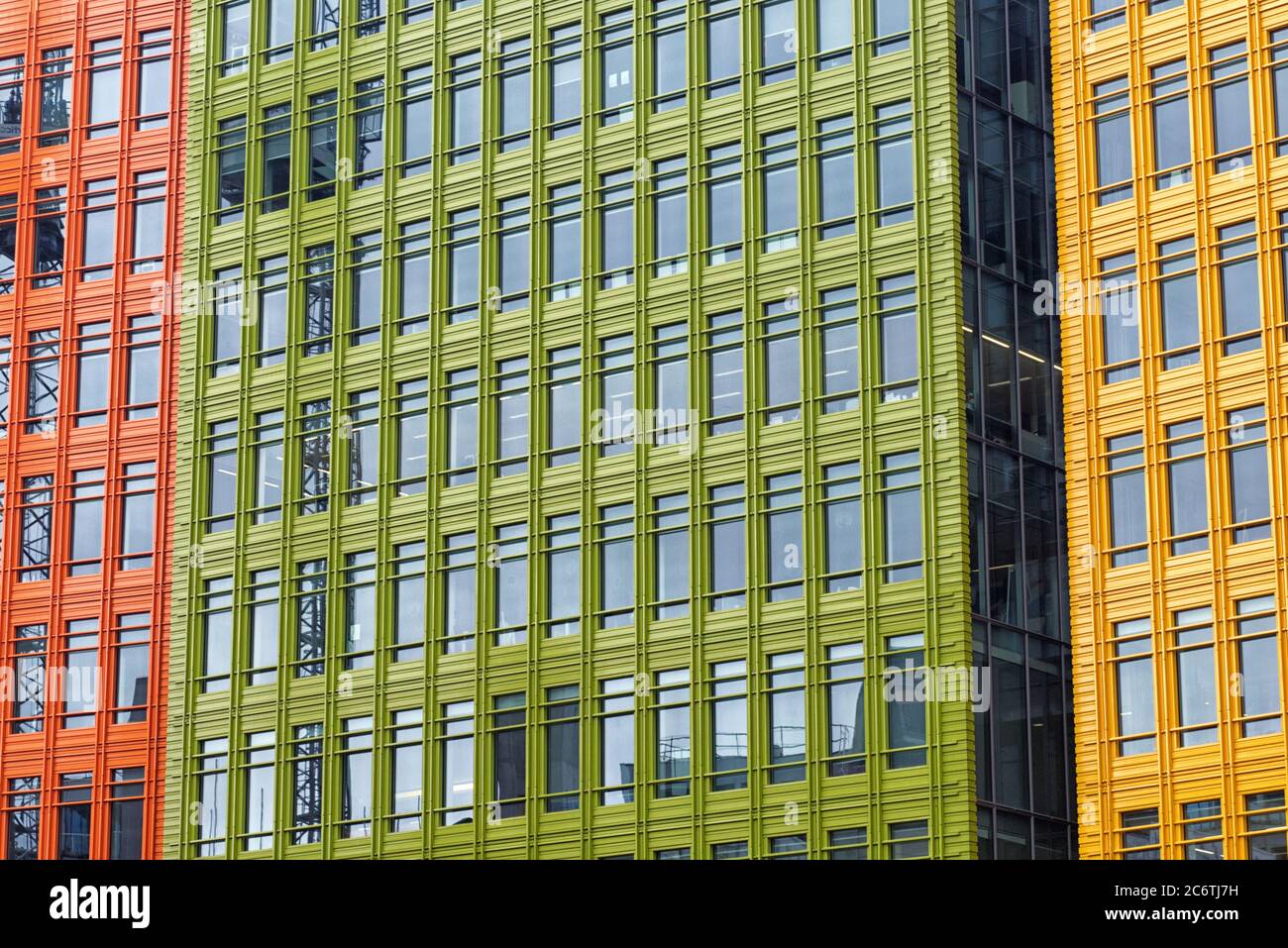 Los coloridos edificios del centro de Saint Giles en Londres, diseñados por el arquitecto italiano Renzo Piano, Foto de stock