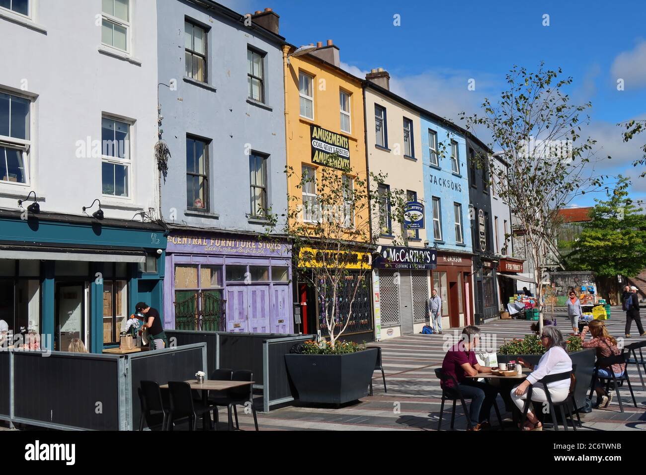 Gente que se relaja en el café en la zona peatonal de Cornmarket Street, Cork, County Cork, Munster, Irlanda. Foto de stock