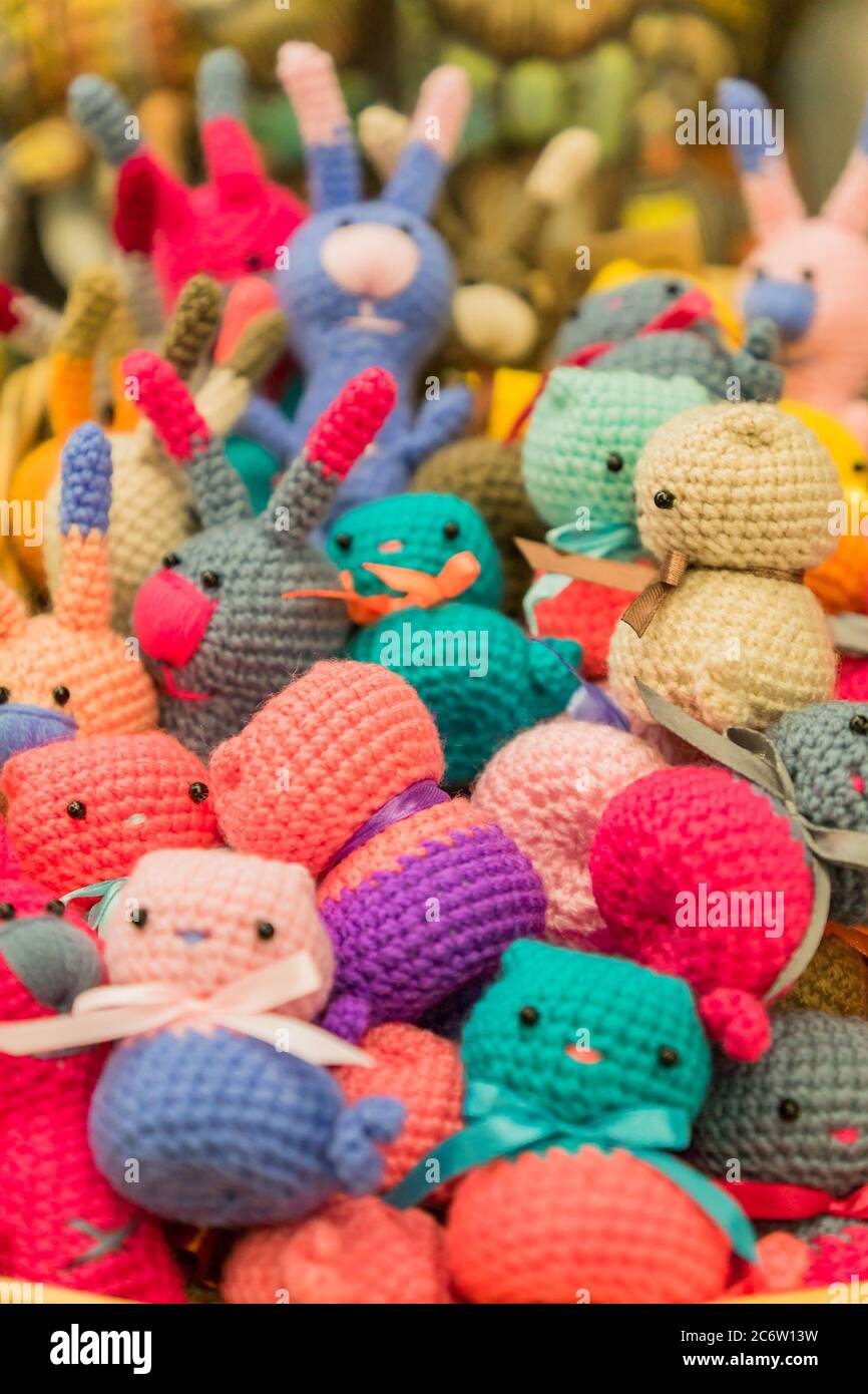 juguetes pequeños de punto hechos a mano niños, fondo Fotografía de stock - Alamy
