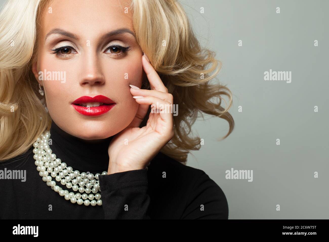 Mujer glamorosa fotografías e imágenes de alta resolución - Alamy