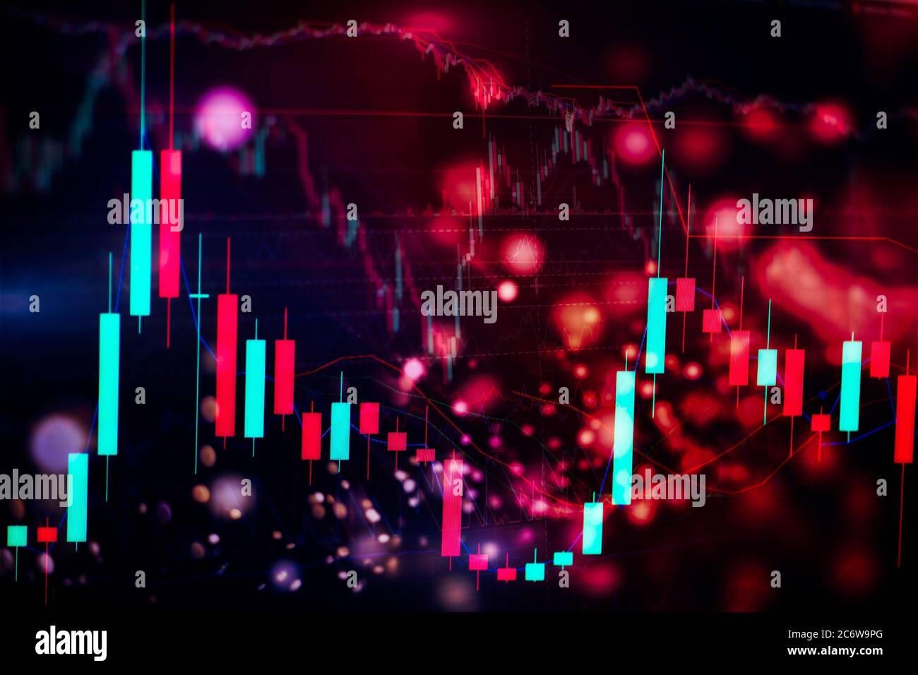 Concepto de mercado de valores y fintech. Gráficos digitales en azul borroso sobre fondo azul oscuro. Interfaz financiera futurista. Foto de stock