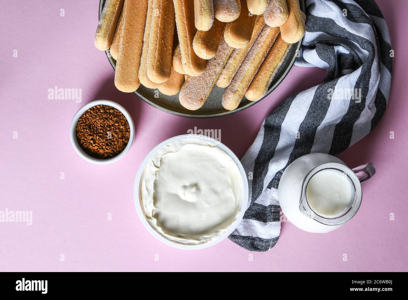 Cocinar postre italiano con cacao, café y queso de mascarpone Tiramisu y  todos los ingredientes y utensilios necesarios para la comida. Paso a paso  Fotografía de stock - Alamy