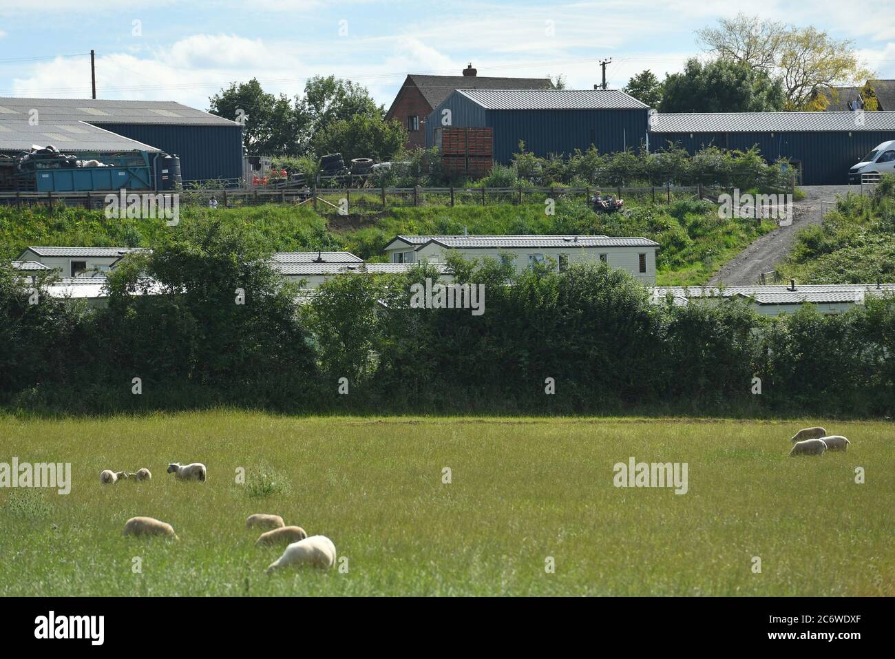 Caravanas estáticas en Rook Row Farm en Mathon, cerca de Malvern, Herefordshire, donde se han confirmado 73 casos positivos de coronavirus. Foto de stock