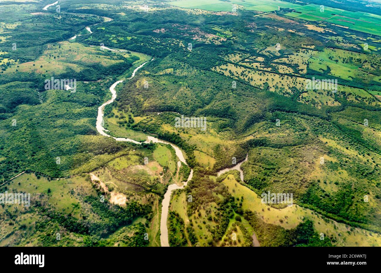 Fragmentos de un paisaje con un río en la zona de Dominica desde una vista de pájaro Foto de stock