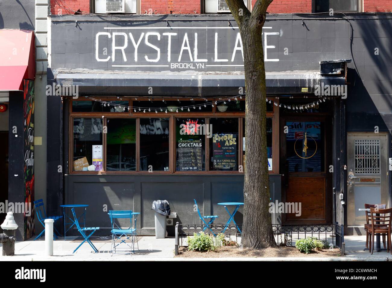 Crystal Lake Brooklyn, 647 Grand St, Brooklyn, Nueva York, Nueva York, Nueva York, Nueva York, foto de un bar de cócteles y espacio para eventos en el barrio de Williamsburg. Foto de stock