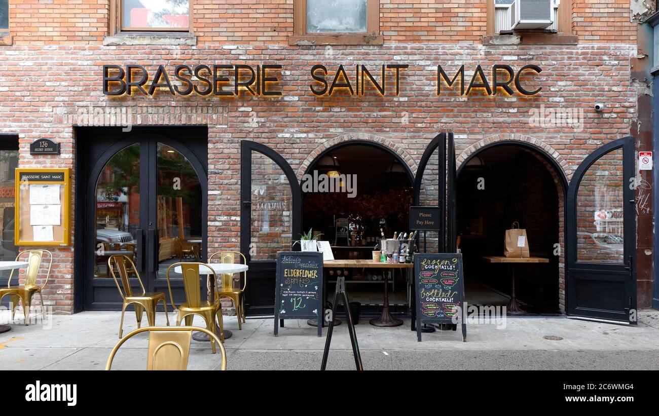 Brasserie Saint Marc, 136 Second Ave, Nueva York, NY. Escaparate exterior de un restaurante francés y ucraniano en el barrio de East Village de Manhattan. Foto de stock