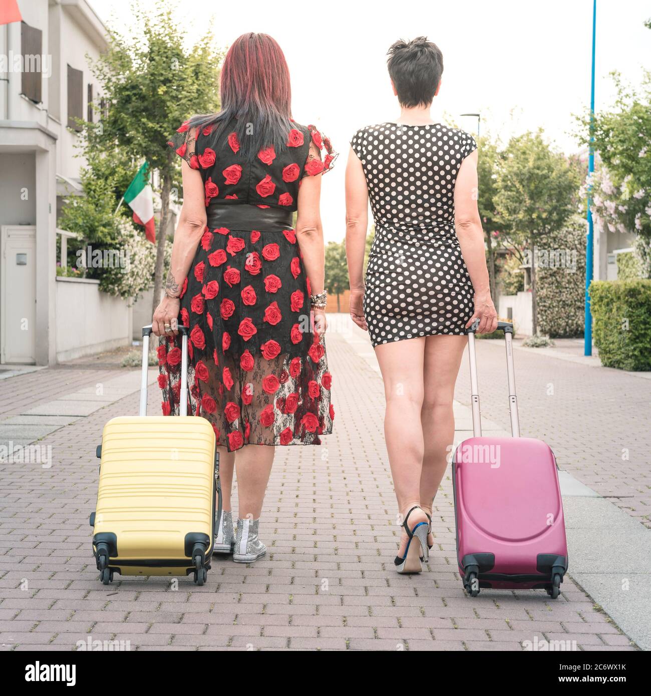 Mujeres Caminando Con Maletas Fotos e Imágenes de stock - Alamy