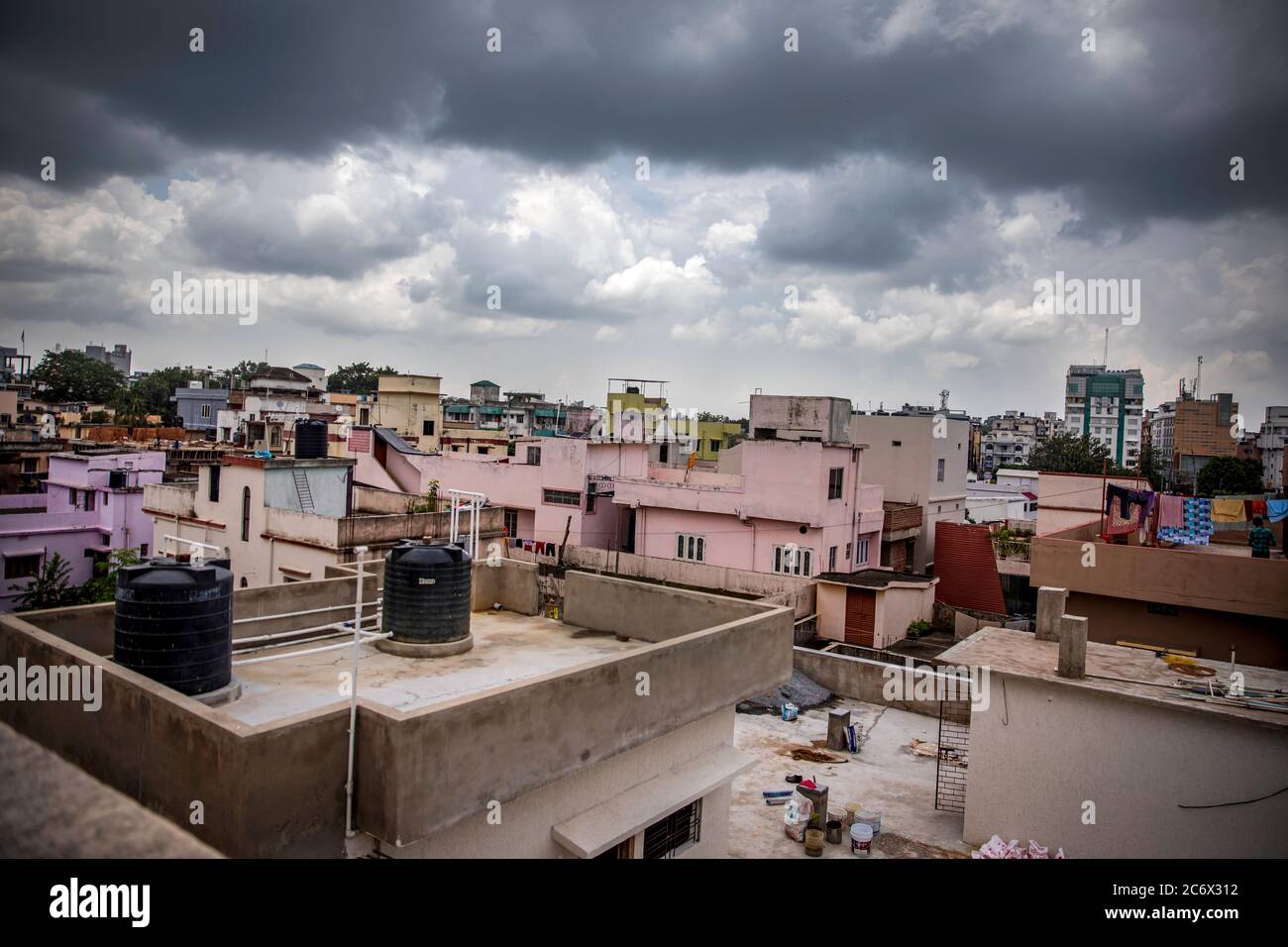 Ciudad de Ranchi vista desde el techo de otro edificio; tejados de la