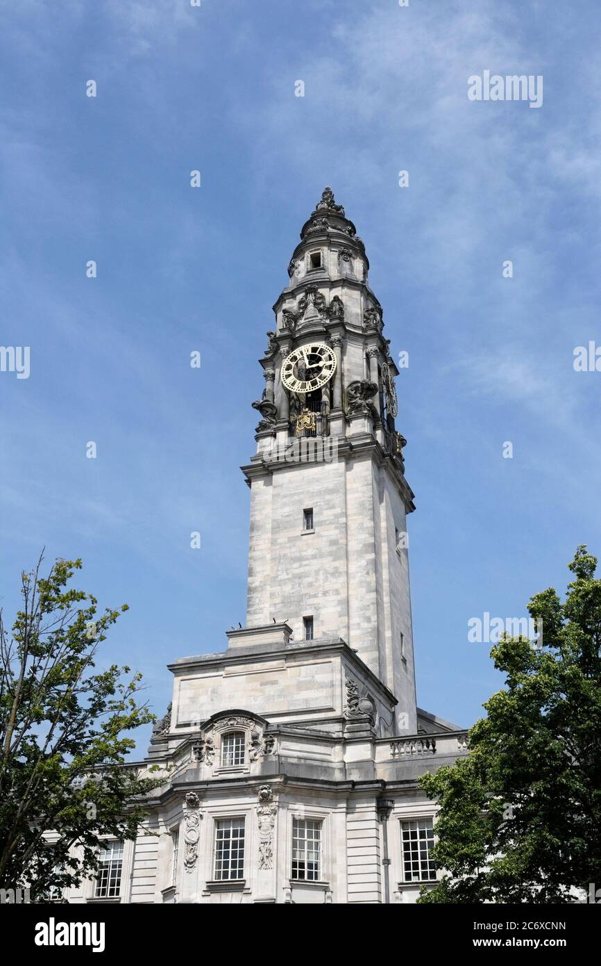 Torre del reloj, edificio del ayuntamiento de Cardiff, Gales Reino Unido, centro cívico de Cardiff Foto de stock