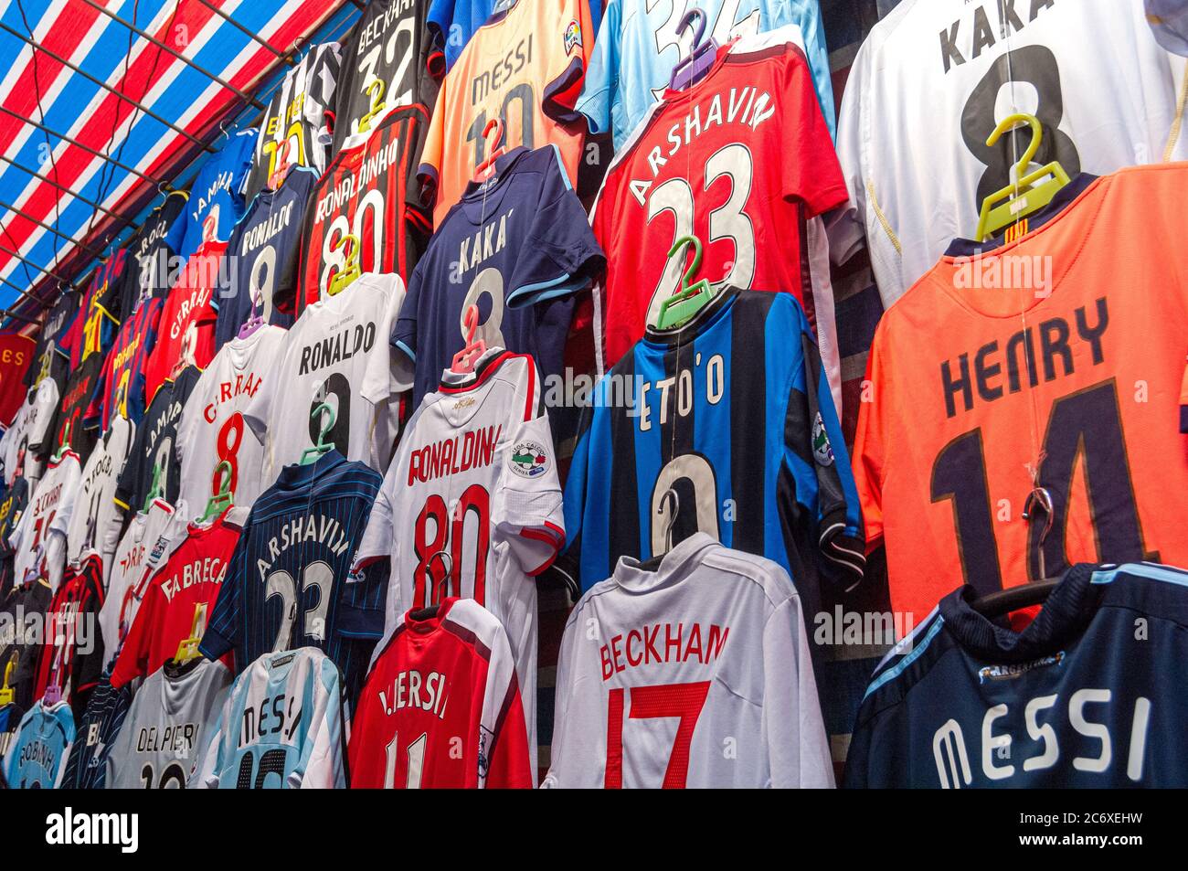 Camisetas de fútbol a la venta en un puesto de mercado, mercado de las  Damas, Mongkok, Kowloon, Hong Kong Fotografía de stock - Alamy