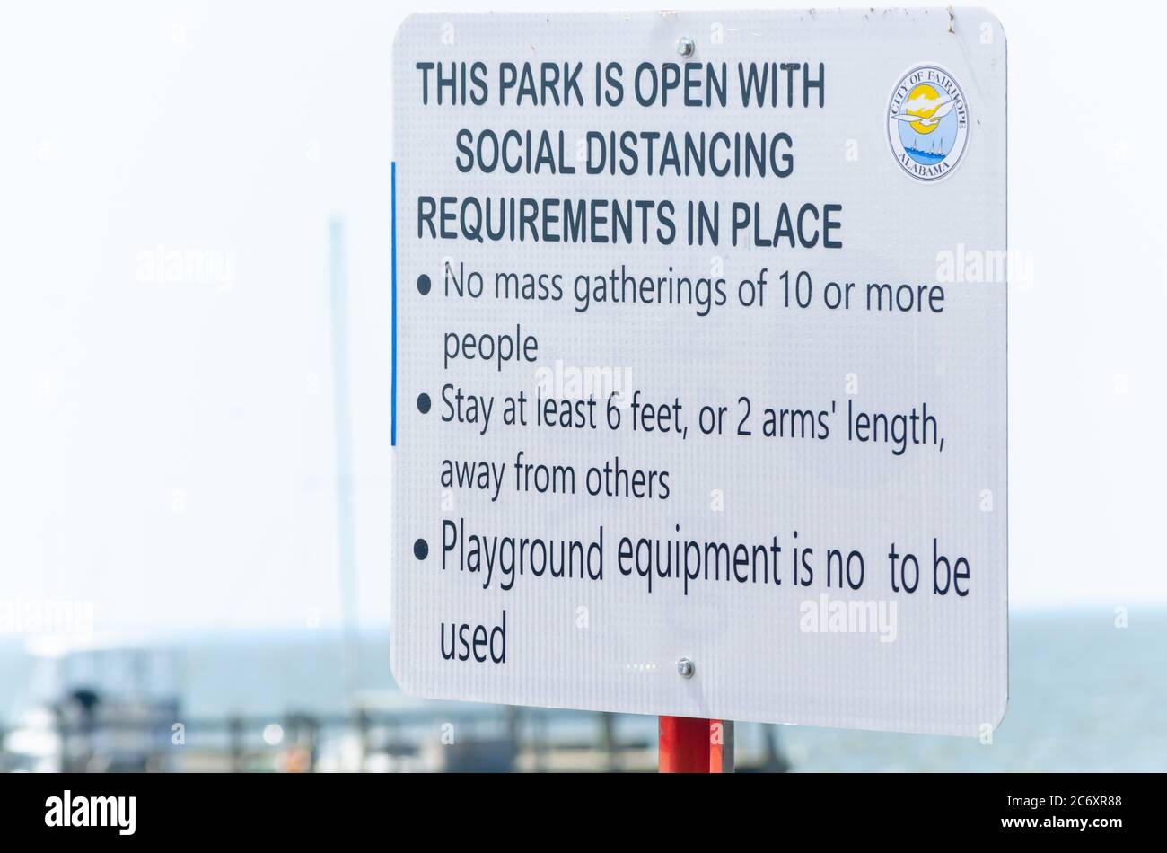 Un cartel enumera las reglas de distanciamiento social para prevenir COVID-19 en Fairhope Municipal Pier, 11 de julio de 2020, en Fairhope, Alabama. Foto de stock