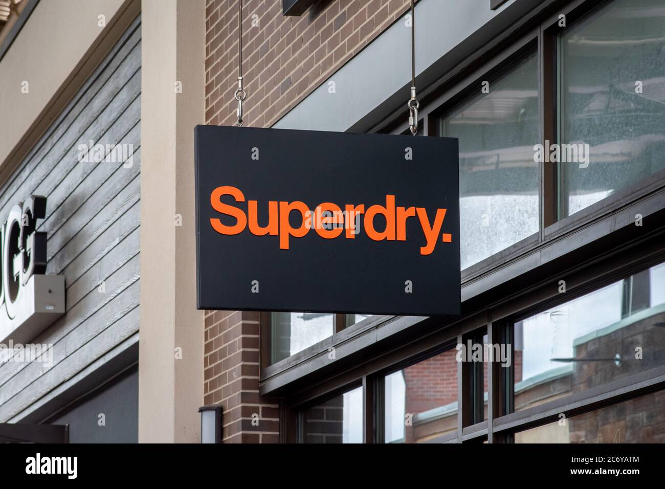 Clarksburg, Maryland / EE.UU. - 12 2020 de julio: Firma en el escaparate  exterior de Superdry en Clarksburg Premium Outlets en Maryland Fotografía  de stock - Alamy