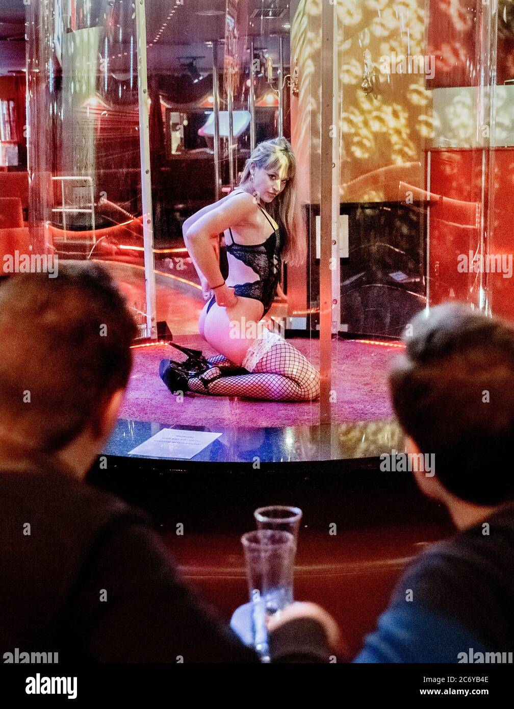 Hamburgo, Alemania. 11 de julio de 2020. Una bailarina baila en 'Susi's  Show Bar' en un tubo de plexiglás, que se supone que protege a ella y a los  invitados contra el