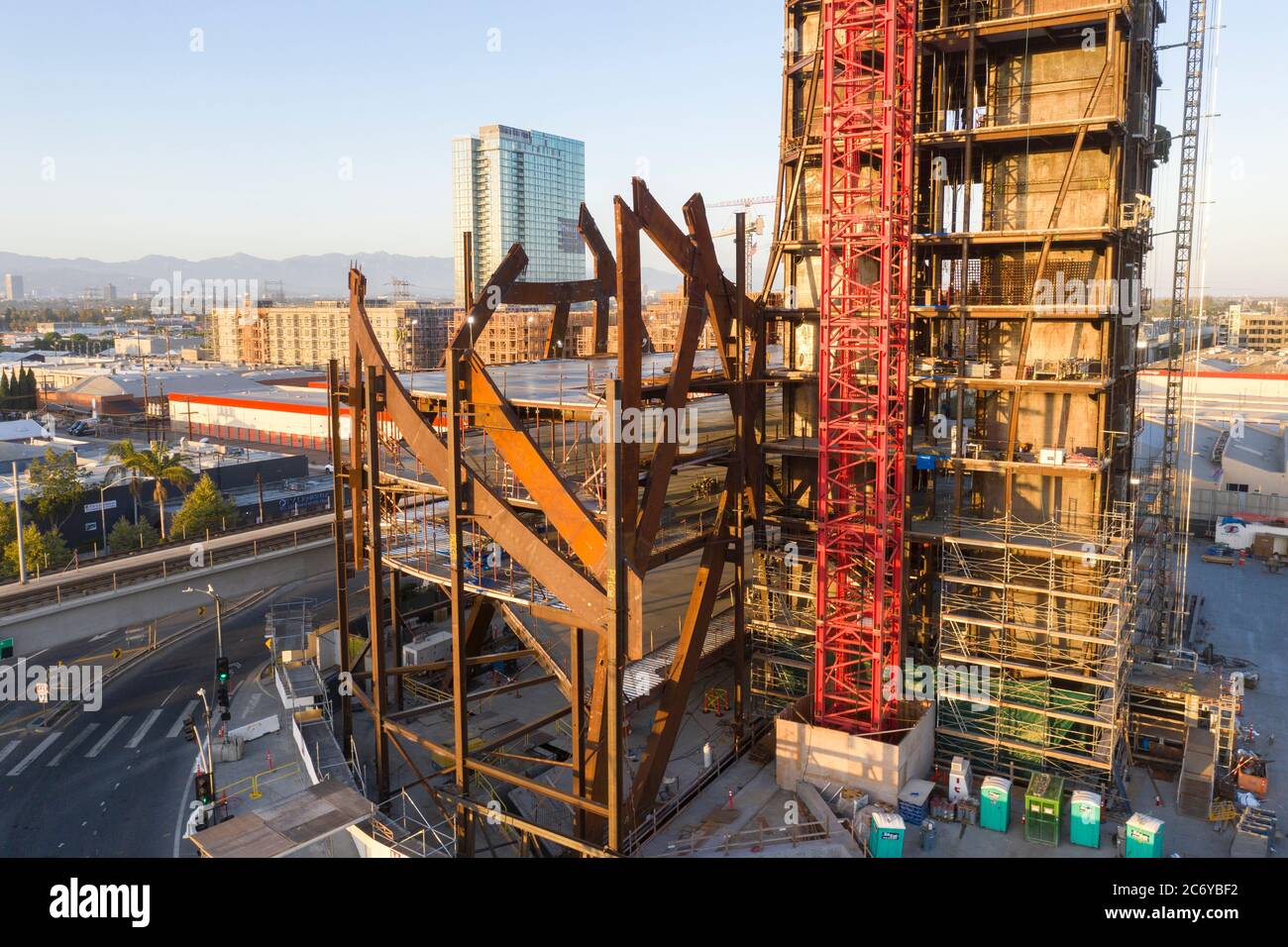 (W)Torre de rapper con su exoesqueleto estructural curvo del arquitecto Eric Owen Moss en construcción en los Ángeles (Wrapper) Foto de stock