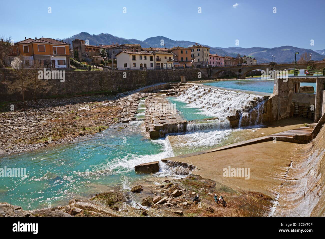 Santa Sofía, Forli Cesena, Emilia Romagna, Italia: Paisaje de la antigua ciudad atravesada por el río con las montañas Apeninos en el fondo Foto de stock