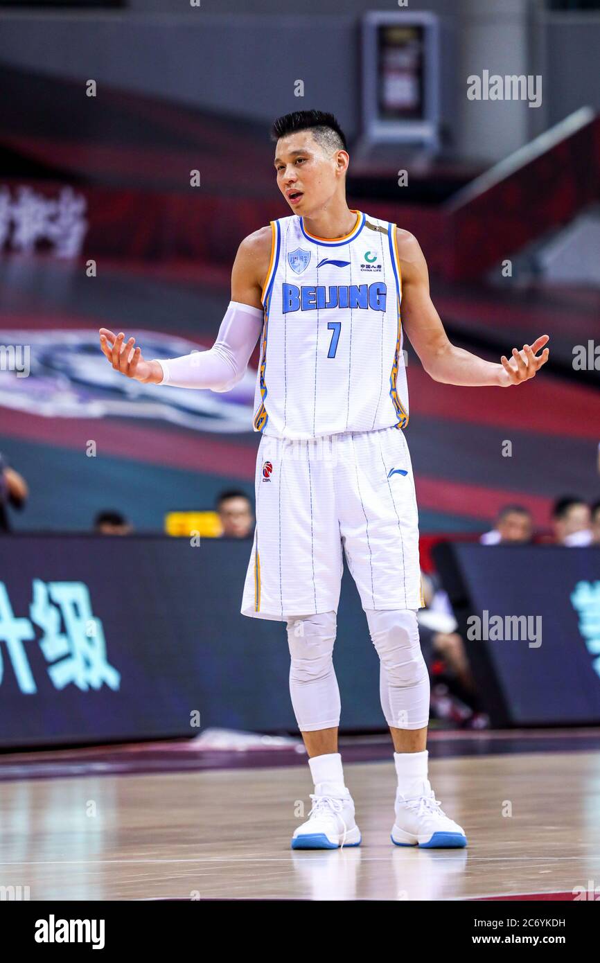 El jugador profesional de baloncesto estadounidense Jeremy Shu-How Lin of Beijing Shougang Ducks juega durante un partido en la primera etapa del baloncesto chino Asso Foto de stock