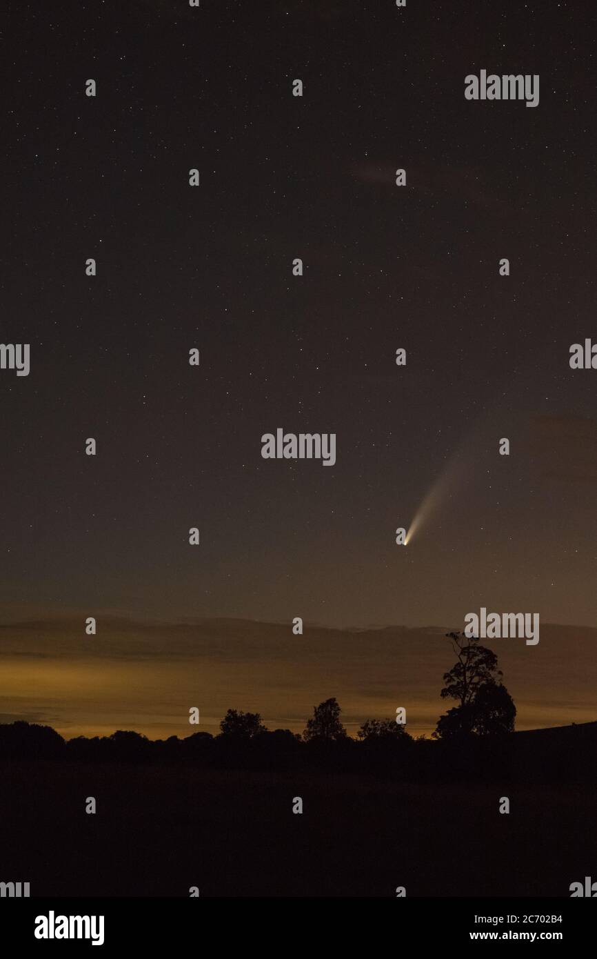 El cometa Neowise (C/2020 F3) visto desde Silbury Hill, Wiltshire, el 13 de julio de 2020. Foto de stock